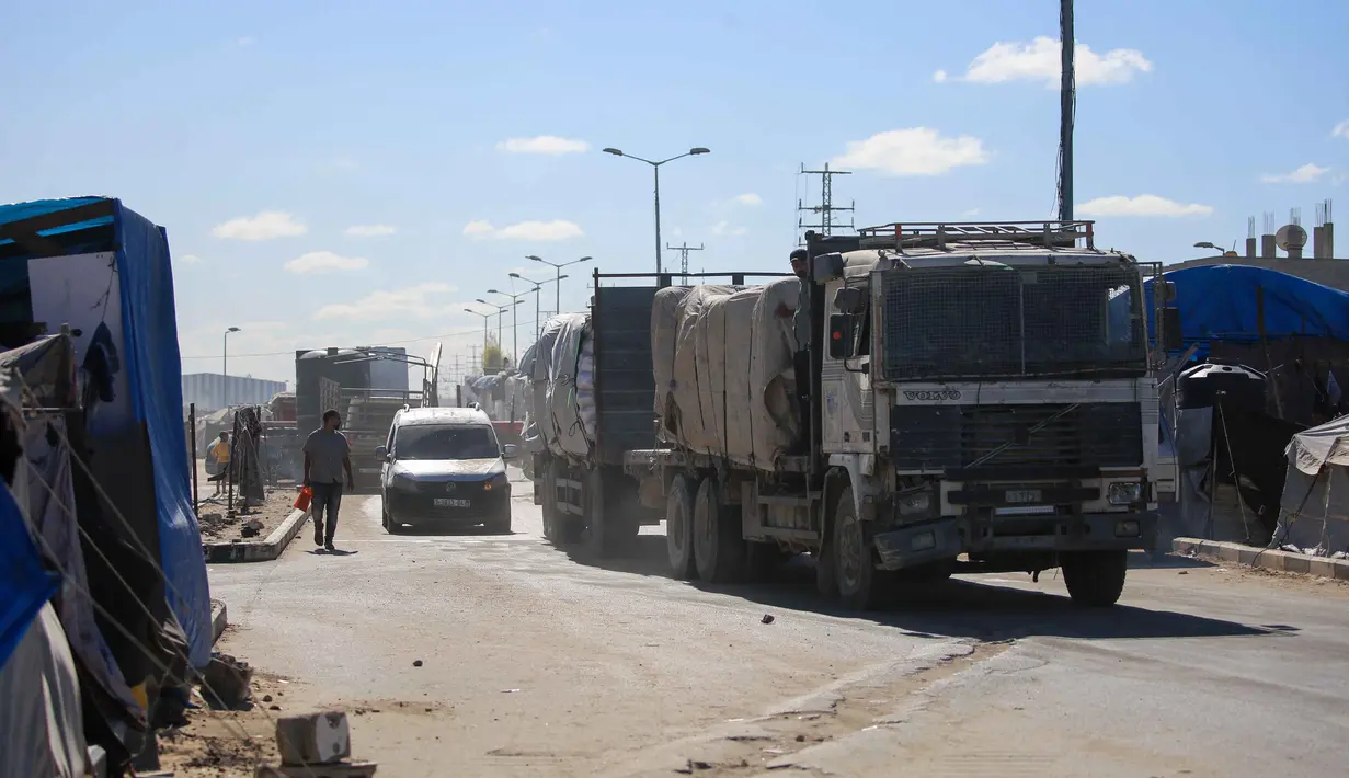 Masuknya bantuan ini menjadi bagian dari implementasi tahap pertama kesepakatan gencatan senjata di Gaza yang mulai berlaku sejak Jumat (10/10/2025). (Eyad BABA/AFP)