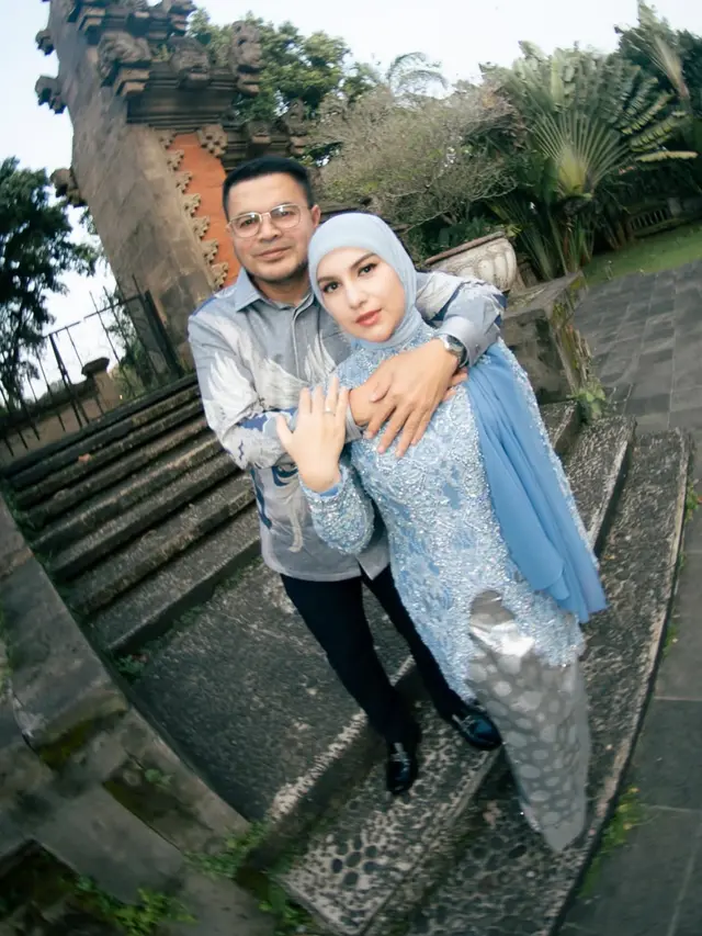 Irish Bella saat Hadiri Wisuda Putri Sambung songket silver. [@_irishbella_]