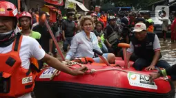 Artis Nikita Mirzani saat meninjau banjir di perumahan Ciledug Indah, Tangerang, Banten, Kamis (2/1/2020). Nikita menaiki perahu karet untuk melihat kondisi banjir di perumahan tersebut. (Liputan6.com/Angga Yuniar)