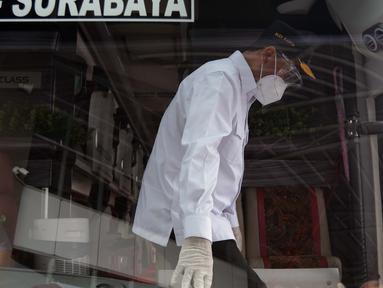 Menhub Budi Karya Sumadi mengecek kesiapan salah satu bus di Terminal Bus Terpadu Pulo Gebang, Jakarta, Kamis (31/12/2020). Sebelumnya Menhub Budi Karya Sumadi bersama Wagub DKI Jakarta Ahmad Riza Patria meresmikan sistem tiket elektronik Terminal Pulo Gebang. (Liputan6.com/Helmi Fithriansyah)