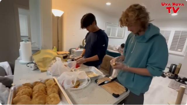 6 Potret Keluarga Uya Kuya Jual Nasi Warteg hingga Gorengan di Amerika, Selalu Laris