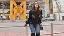 Kalau yang satu ini, style Raisa saat berada di luar negeri. Ia memakai celana jeans yang dipadukan dengan atasan jaket bomber dan long boots hitamnya. (Instagram/raisa6690)