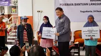 Menteri Koordinator Bidang Perekonomian Airlangga Hartarto dalam Temu Wicara Bersama Masyarakat Yogyakarta Penerima Bantuan Langsung Tunai (BLT) El Nino di Kantor Pos Cabang Utama Yogyakarta, Minggu (24/12/2023). (Dok. Kemenko Perekonomian)