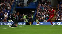 Momen pemain Liverpool, Mohamed Salah mencetak gol ke gawang Chelsea pada laga pekan pertama Liga Inggris 2023/2024 hari Minggu (13/08/2023) malam WIB. Namun gol dianulir melalui VAR. (HENRY NICHOLLS / AFP)