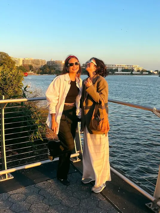 Enzy Storia sendiri memilih mengenakan crop top hitam dipadu celana panjang hitam. Ia menambah kesan kasual dengan mengenakan oversized white shirt, dipermanis dengan sunglasses, bando merah, dan sneakers hitam. [Foto: Instagram/febbyrastanty]