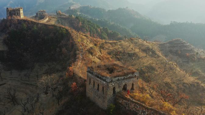 Foto dari udara yang diabadikan pada 4 November 2020 ini menunjukkan wisatawan mengunjungi Tembok Besar seksi Yumuling di Wilayah Qianxi, Provinsi Hebei, China utara. (Xinhua/Yang Shiyao)