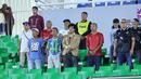 Sejumlah legenda sepak bola Indonesia menonton pertandingan Grup A Piala AFF U-17 2026 antara Timnas Indonesia U-17 melawan Vietnam di Stadion Gelora Delta Sidoarjo, Sidoarjo, Jawa Timur, Minggu (19/04/2026). (Bola.com/M Iqbal Ichsan)