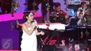  Penampilan Penyanyi Bunga Citra Lestari berkolaborasi dengan musisi Yovie Widianto saat konser “Beranda Cinta Yovie & His Friends”, di Studio 6 Emtek City, Jakarta, Rabu (3/5). (Liputan6.com/Herman Zakharia)