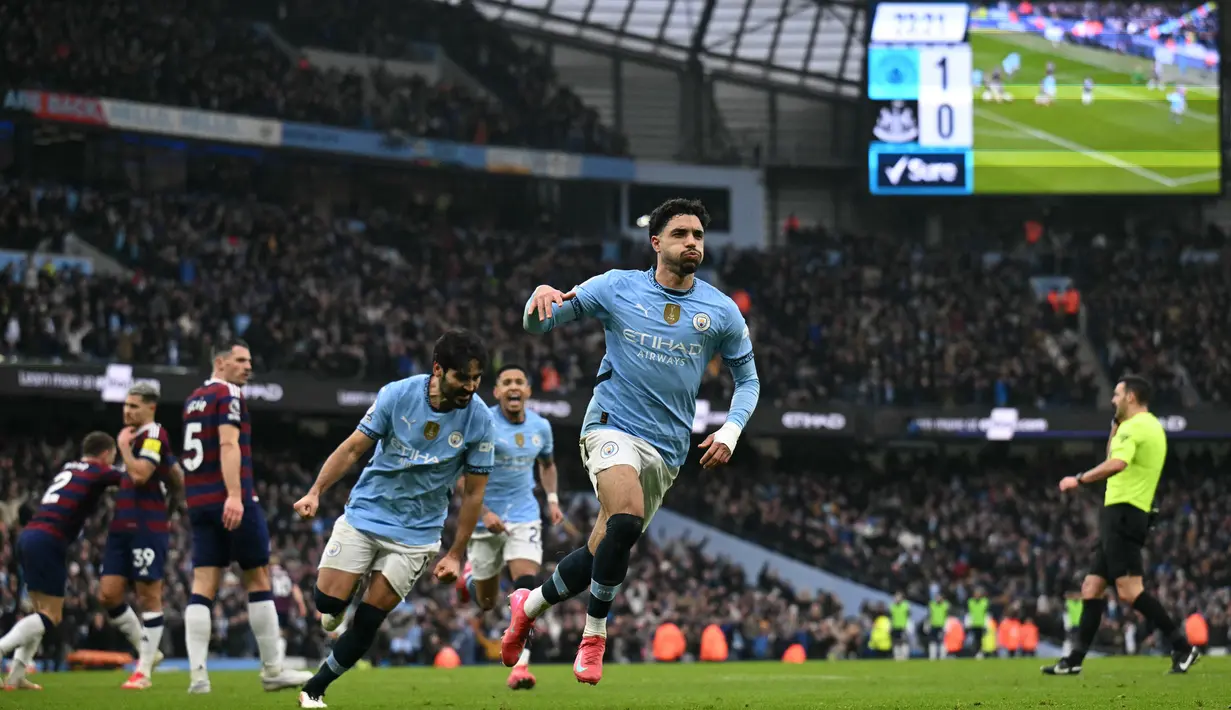Pemain Manchester City, Omar Marmoush merayakan golnya ke gawang Newcastle United dalam laga lanjutan Liga Inggris 2024/2025 di Etihad Stadium, Manchester, Inggris, Sabtu (15/02/2025) waktu setempat. (AFP/Oli Scarff)