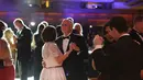 Mike Pence (tengah) berdansa bersama istrinya, Karen Pence di Indiana Society Ball, Washington, DC. AS (19/1). Dunia akan menyaksikan pelantikan Donald Trump dan Mike Pence sebagai Presiden dan Wakil Presiden AS. (Spencer Platt/Getty Images/AFP)