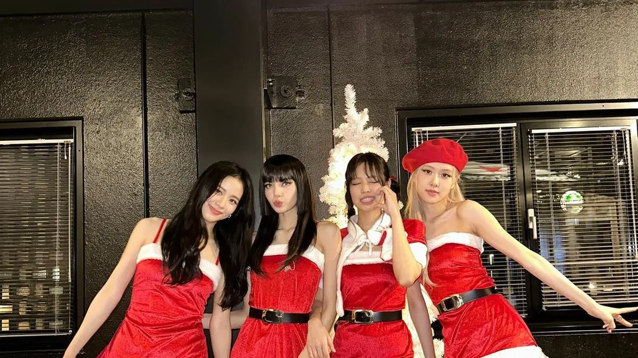 Pesona Cantik Member BLACKPINK Rayakan Natal Pakai Kostum Santa Claus