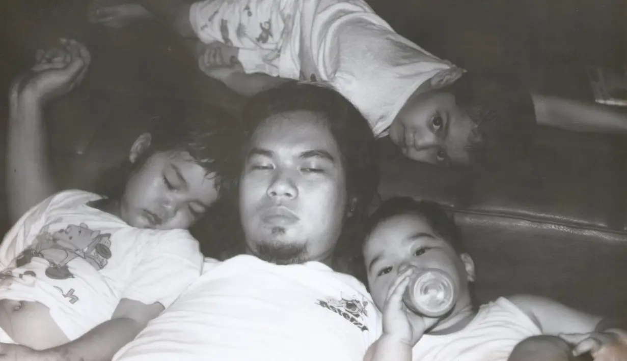 Kebersamaan Ahmad Dhani dengan ketiga jagoannya yang masih kecil. (Foto: Instagram/ elelrumi)