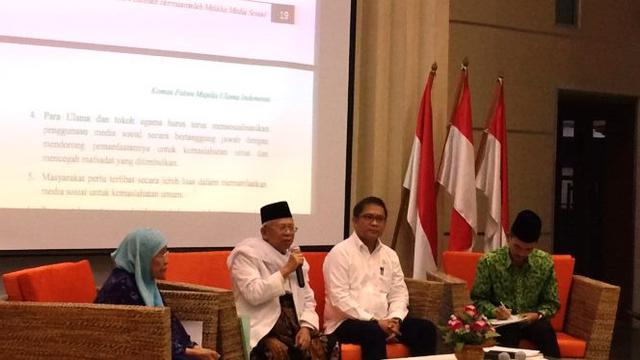 Ketua umum MUI KH Ma'ruf Amin (memegang mikrofon, berkacamata) dan Menkominfo Rudiantara (Kemeja putih, berkacamata). Liputan6.com/Andina Librianty