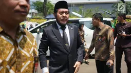 Ketua MK Anwar Usman tiba di rumah duka Presiden ke-3 RI BJ Habibie di kawasan Kuningan, Jakarta, Kamis (12/9/2019). Sejumlah tokoh nasional terus berdatangan ke rumah duka atas meninggalnya BJ Habibie. (Liputan6.com/Immanuel Antonius)