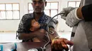 Seorang pengungsi Rohingya dan anaknya menerima pemeriksaan kesehatan di tempat penampungan sementara di Ladong, provinsi Aceh, Jumat 24 Februari 2023. Sedikitnya 69 pengungsi Rohingya mendarat di pantai barat Indonesia pada 16 Februari lalu dengan sebuah perahu kayu, kata seorang pejabat badan pengungsi PBB. (CHAIDEER MAHYUDDIN/AFP)Seorang pengungsi Rohingya menjemur pakaiannya di tempat penampungan sementara di Ladong, Provinsi Aceh, Jumat 24 Februari 2023. Puluhan imigran Rohingya tersebut berlayar dengan kapal kayu berukuran 15x4 meter dan terdampar di pesisir pantai tepatnya di Desa Lampanah Leungah Kecamatan Seulimum, Kabupaten Aceh Besar, Kamis (16/2) lalu. Dari hasil pendataan 69 pengungsi Rohingya tersebut terdiri dari laki-laki dewasa 26 orang, perempuan dewasa 23, dan anak-anak 20 orang. (CHAIDEER MAHYUDDIN/AFP)