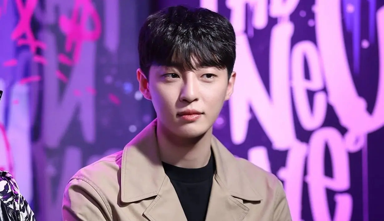Bagi fans dari grup YG Entertainment tentunya sudah tak asing lagi dengan produser serta Dj R.Tee. Pria 32 tahun ini telah menghasilkan berbagai lagu hits dari artis YG Entertainment dan dikenal sebagai salah satu produser berbakat. (Liputan6.com/IG/@theblacklabel)