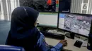 Petugas memantau penyebaran virus corona (COVID-19) di Dinas Kesehatan DKI Jakarta, Senin (9/3/2020). Pemprov DKI Jakarta menyebut Posko COVID-19 menerima panggilan telepon sebanyak 2.689 terkait virus corona. (Liputan6.com/Faizal Fanani)