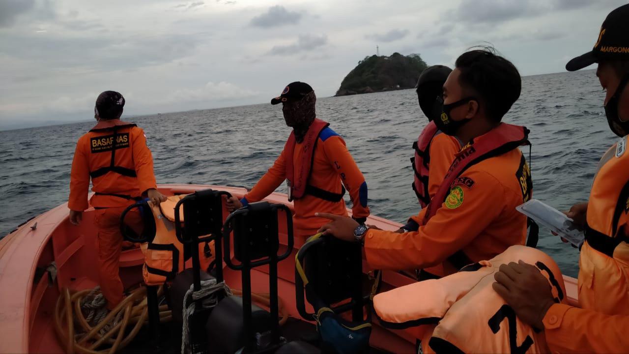 Basarnas Banten Mencari PenumpangYang Melompat Dari Atas  KMP Nusa Jaya DI Perairan Selat Sunda, (Jum'at, 30/10/2020). (Yandhi Deslatama/Liputan6.com)