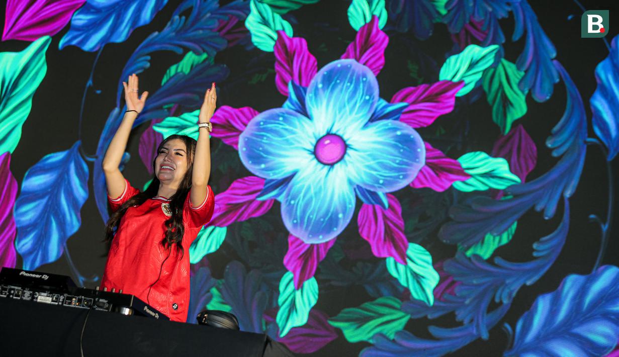 Penampilan DJ Ririn Olivia saat acara MALAMNYA BOLA 2024 dengan agenda utama nonton bersama laga kualifikasi Piala Dunia 2026 antara Timnas Indonesia menghadapi Filipina di area Jakarta International Velodrome, Rawamangun, Selasa (11/6/2024). (Bola.com/Bagaskara Lazuardi)