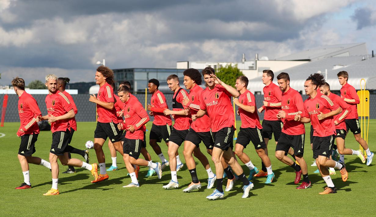 Para pemain timnas Belgia melakukan pemanasan selama sesi latihan menjelang pertandingan UEFA Nations League di Tubize, Selasa (7/6/2022). Belgia akan menjamu Polandia pada matchday 2 Grup 4 UEFA Nations League A 2022/23, Kamis 9 Juni 2022 dini hari WIB di King Baudouin Stadium. (BRUNO FAHY/Belga/AFP)