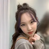Nayeon mewarnai rambut panjangnya menjadi cokelat. Menariknya, poninya diwarnai dengan ungu. Gaya rambut ponytail setengah rambut yang acak. Instagram @twicetagram