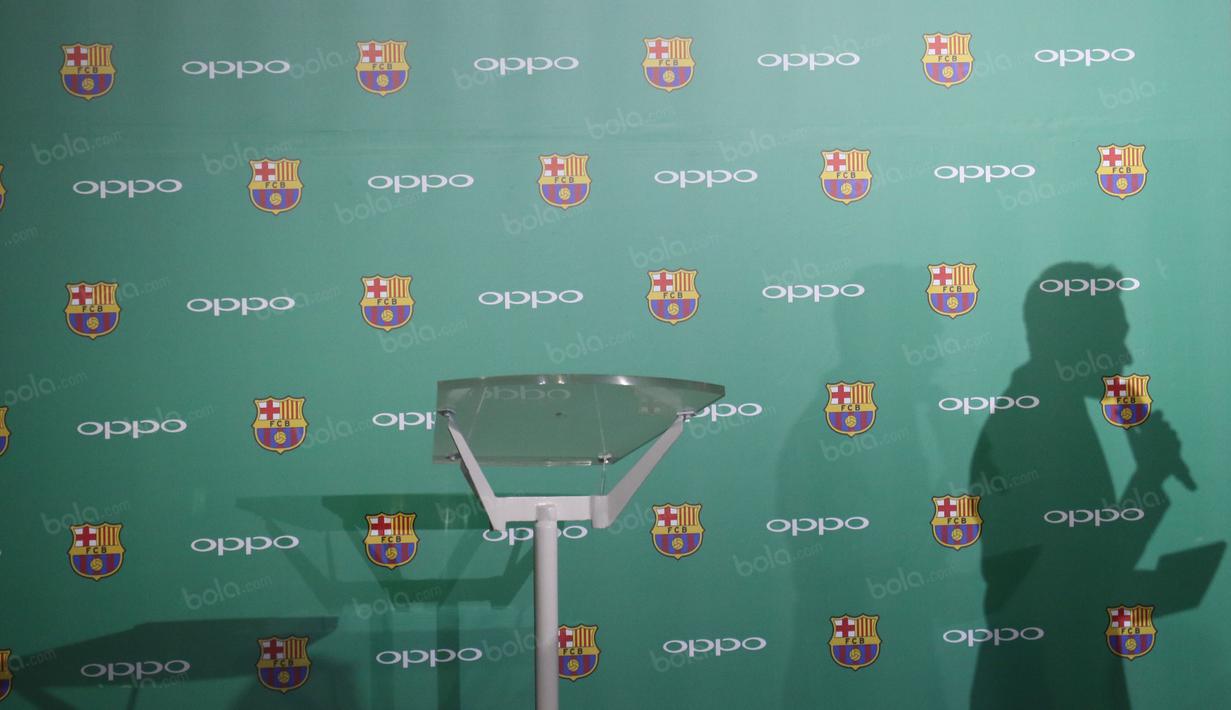 Bayangan Pembawa acara terpampang saat peluncuran Oppo smartphone F1 plus FCB Edition di Kawasan SCBD, Jakarta, Kamis (21/7/2016). (Bola.com/Nicklas Hanoatubun)
