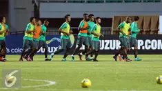 Pemain Timnas Indonesia berlari mengelilingi lapangan saat latihan jelang laga pertama semifinal Piala AFF 2016 di Stadion Pakansari, Bogor (2/12). Indonesia akan berlaga melawan Vietnam pada Sabtu (3/12). (Liputan6.com/Helmi Fithriansyah)