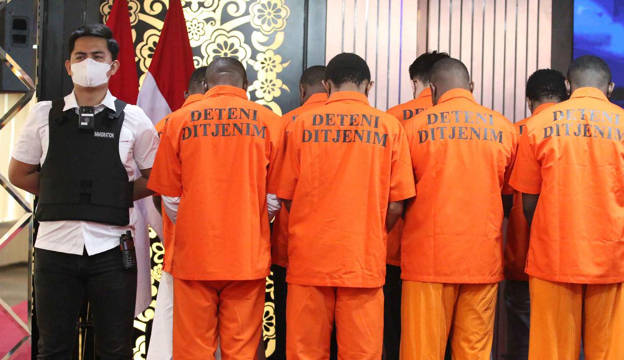 Dari total 220 WNA yang diamankan, pelanggaran terbanyak didominasi oleh warga negara Tiongkok. Selanjutnya, WNA asal Nigeria, India, Korea Selatan, dan Pakistan juga tercatat dalam daftar pelanggar hasil operasi tersebut. Tampak dalam foto, beberapa Warga Negara Asing (WNA) yang terjaring Operasi Wira Waspada 2025 diperlihatkan saat rilis di Gedung Direktorat Jenderal Imigrasi, Jakarta Selatan, Selasa (16/12/2025). (merdeka.com/Arie Basuki)