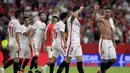 Pemain Sevilla merayakan kemenangan atas Real Madrid pada laga La Liga di Stadion Ramon Sanchez Pizjuan, Rabu (26/9/2018). Sevilla menang 3-0 atas Real Madrid. (AP/Miguel Morenatti)