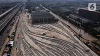 Foto udara proyek pembangunan depo LRT (Light Rail  Transit ) di Jatimulya, Bekasi Jawa Barat, Sabtu (11/6/2022). Menhub Budi Karya Sumadi menuturkan Pembangunan LRT Jabodebek dengan panjang lintasan 44,43 km dan 18 titik stasiun pemberhentian merupakan bagian dari upaya pemerintah menyelesaikan masalah transportasi perkotaan. (merdeka.com/Imam Buhori)