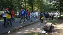 Sampah pun bertebaran akibat membludaknya jumlah penonton yang menyaksikan langsung Grand Prix Italia 2014 di Sirkuit Monza, Italia, (7/9/2014). (Liputan6.com/Nurseffi Dwi Wahyuni)