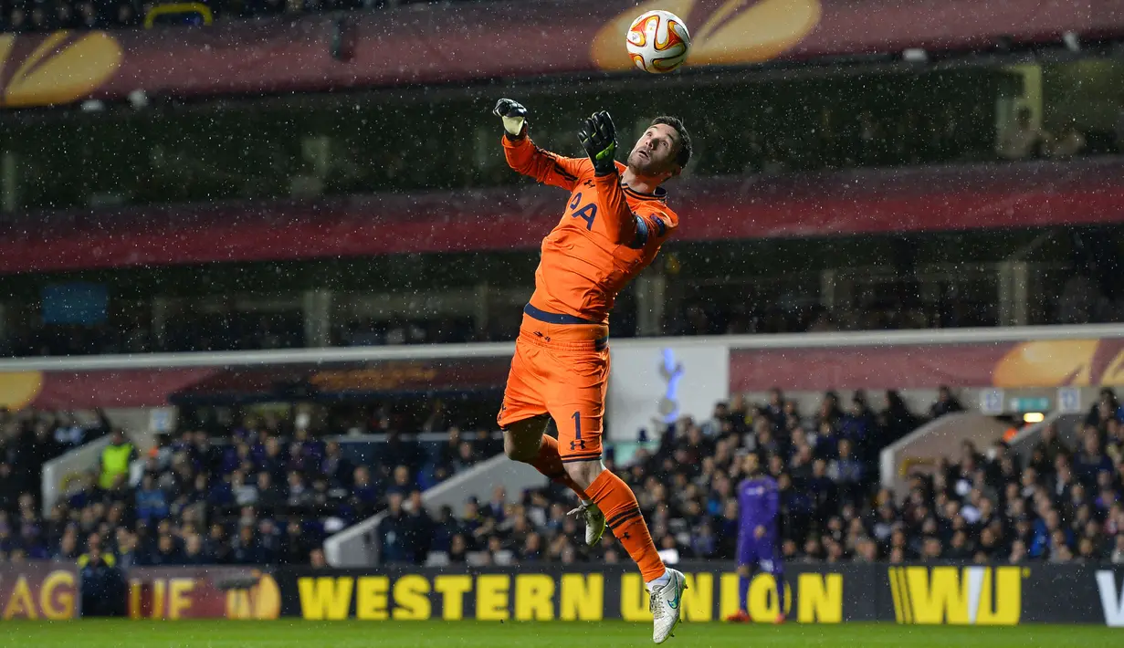Hugo Lloris dan Tottenham Hotspur merupakan dua sijoli. Ia telah mencatat 373 penampilannya bersama The Lilywhites sejak didatangkan musim 2012/2013 silam. Meski belum mampu membawa Spurs meraih gelar, kesetiaanya akan sulit disamai oleh pemain lain. (Foto: AFP/Glyn Kirk)