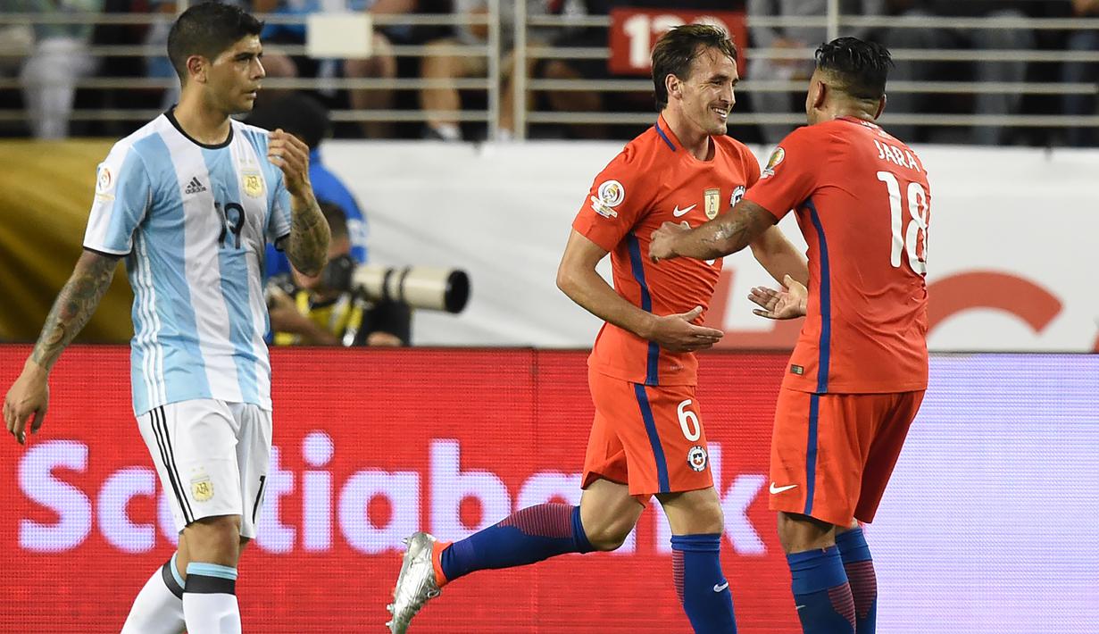 Gelandang Chile, Jose Fuenzalida (tengah) melakukan selebrasi usai mencetak gol kegawang Argentina pada Copa America Centenario 2016 di Levi's Stadium, California, AS (7/6). Argentina menang atas Chile dengan skor 2-1. (AFP/Mark Ralston)