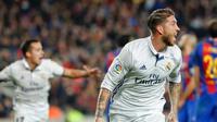 Bek Real Madrid Sergio Ramos merayakan gol ke gawang Barcelona pada laga La Liga di Camp Nou, Barcelona, Sabtu (3/12/2016). (AFP/Pau Barrena)
