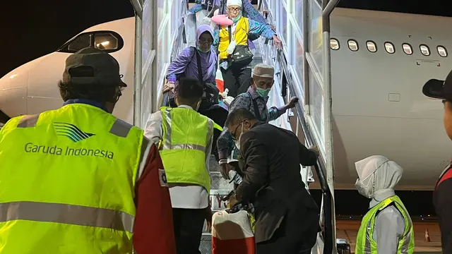Kedatangan kelompok terbang (kloter) 8 jemaah haji di Bandara Internasional Sultan Aji Muhammad Sulaiman Sepinggan Balikpapan. (Arief/Liputan6.com)