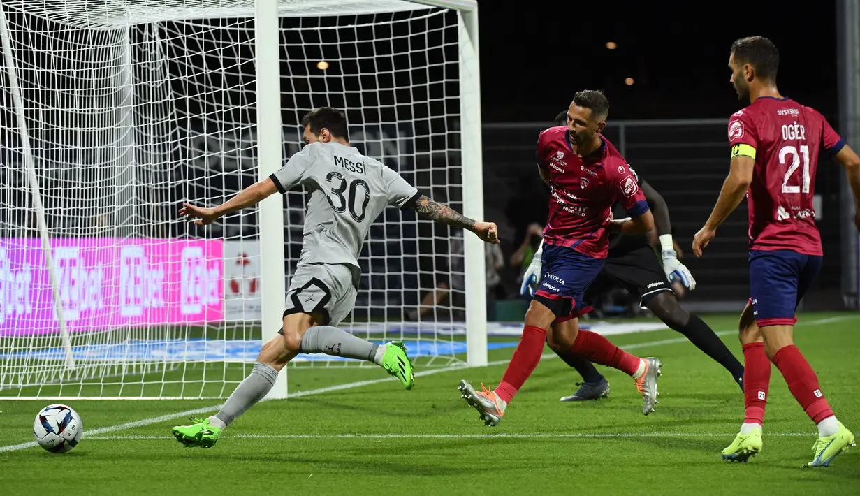 Les Parisiens berhasil membuka keunggulan pada menit ke-9 setelah Neymar berhasil memanfaatkan umpan dari Lionel Messi.  Sementara itu, dua gol selanjutnya dicetak oleh Achraf Hakimi pada menit ke-26 dan Marquinhos pada menit ke-38. (AFP/Jean-Philippe Ksiazek)