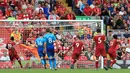 Kiper Arsenal, Petr Cech gagal menghalau sundulan penyerang Liverpool , Roberto Firmino pada lanjutan Liga Inggris di Anfield, Liverpool, Inggris (27/8). Liverpool menang atas Arsenal dengan skor 4-0. (Peter Byrne/PA via AP)