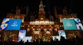 Balai kota Paris mendapatkan dekorasi baru yang terinspirasi dari Olimpiade 2024, di Paris, Selasa (28/11/2023). (Dimitar DILKOFF / AFP)