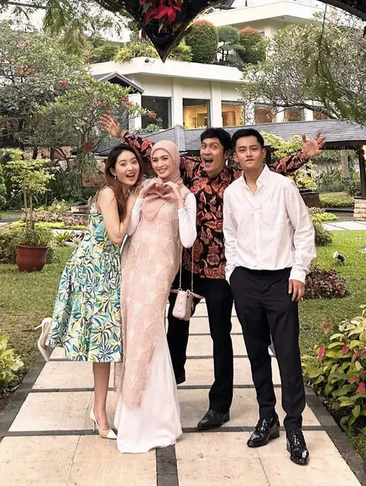 Adi Nugroho tampil mengenakan batik lengan panjang, dipadukan celana panjang hitam dan sepatu pantofelnya. [Instagram/@adinugroho_st]