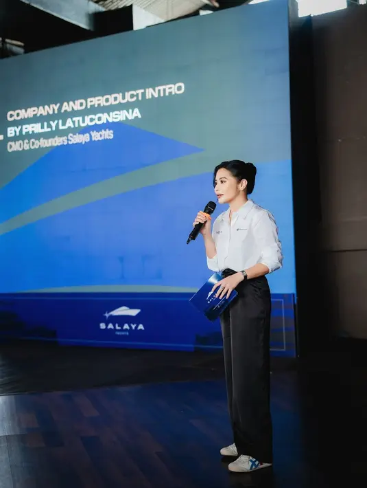 Prilly Latuconsina padukan kemeja putih yang jadi seragam dipadu dengan celana hitam polos [@prillylatuconsina96]