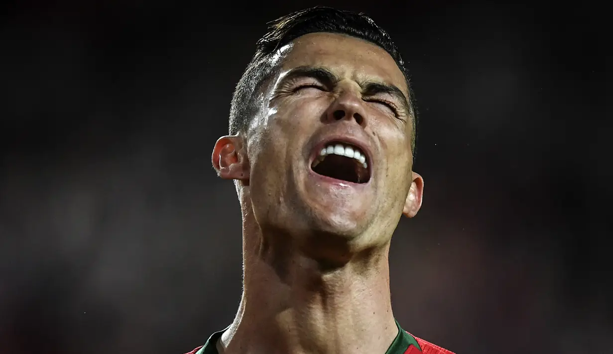 Gelandang Portugal, Cristiano Ronaldo, berteriak saat melawan Ukraina pada laga Kualifikasi Piala Eropa 2020 di Stadion Luz, Lisbon, Jumat (22/3). Kedua negara bermain imbang 0-0. (AFP/Patricia De Melo Moreira)