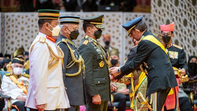 <p>Panglima TNI, Jenderal TNI Andika Perkasa menerima penghargaan Darjah Paduka Keberanian Laila Terbilang Yang Amat Gemilang Darjah​ Pertama dari Sultan Brunei. (KBRI Bandar Seri Begawan)</p>
