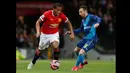 Gelandang Manchester,  Antonio Valencia berusaha membawa bola melewati pemain Arsenal Santi Carzola saat laga perempat final Piala FA di Stadion Old Trafford, Inggris (10/3/2015). Arsenal Menang 2-1 atas Manchester United. (Reuters/Jason Cairnduff)