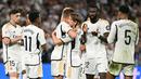 Pemain Real Madrid, Toni Kroos (tengah kiri) memeluk rekannya, Luka Modric saat upacara perpisahan setelah laga Liga Spanyol 2023/2024 melawan Real Betis di Santiago Bernabeu, Madrid, Spanyol, Minggu (26/05/2024) dini hari WIB. Kroos memutuskan untuk pensiun dari sepak bola setelah Euro 2024 nanti. (AFP/Javier Soriano)
