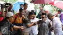 Suami aktris senior Shinta Muin, Abdul Muin Ahmad (kedua kanan) saat tiba di Taman Pemakaman Umum Karet Bivak, Jakarta, Rabu (21/9). Aktris senior Shinta Muin meninggal dunia di usia 68 tahun. (Liputan6.com/Herman Zakharia)