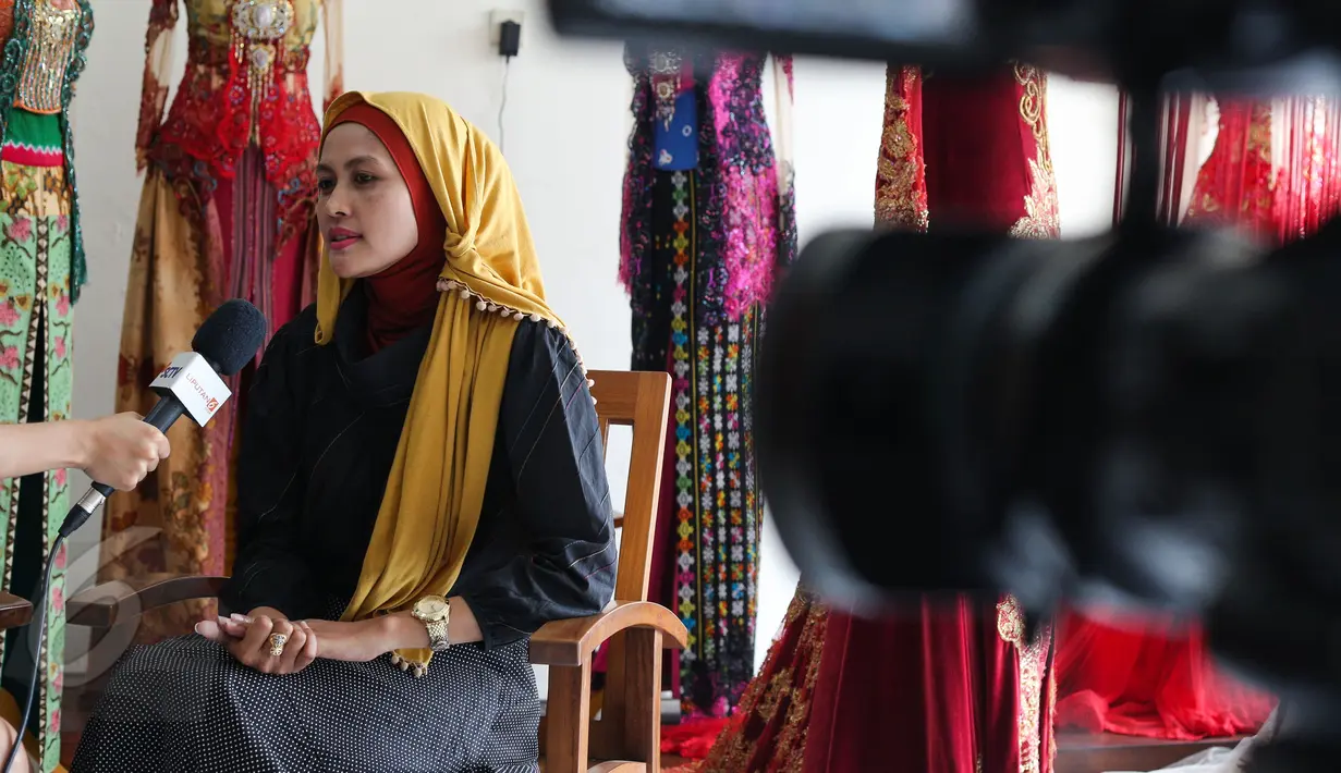 Hanif Aisyah menjelaskan dirinya baru kalipertama membuat baju pengantin untuk keluarga presiden, Solo, Senin (8/6/2015). Hanif Aisyah mengaku bangga bisa membuat baju pengantin untuk putra Presiden RI. (Liputan6.com/Faizal Fanani)