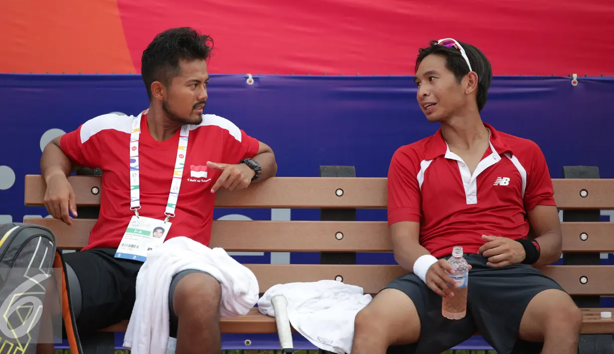  Petenis ganda putra Indonesia, Christopher Rungkat (kanan) berbincang dengan Sunu Trijati usai melawan S Ratiwatana/S Ratiwatana (Thailand) di nomor beregu Sea Games 2015 di Kallang Tenis Centre, Singapura, (9/6/2015). (Liputan6.com/Helmi Fithriansyah)