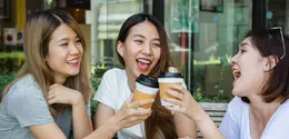 Ilustrasi hangout dengan teman terdekat./copyright freepik/tirachardz