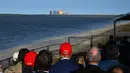 Presiden terpilih Amerika Serikat (AS), Donald Trump menyaksikan peluncuran uji coba keenam roket SpaceX Starship pada 19 November 2024 di Brownsville, Texas. (Brandon Bell/Getty Images North America/Getty Images via AFP)