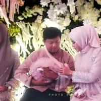 Pasutri ini tampil kompak dalam balutan outfit bernuansa pink muda yang lembut. [Foto: Instagram/sndydnnd]